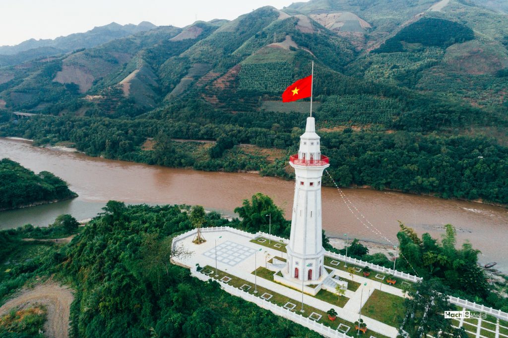 Cột cờ Lũng Pô